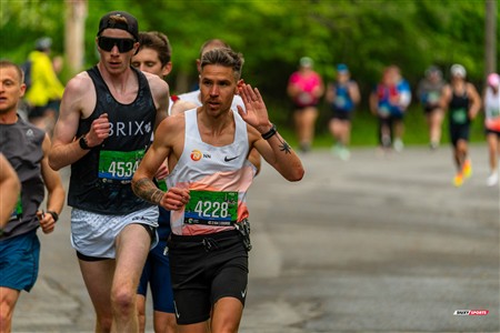 2025 Marathon Sun Life - Longueil - Shiny Happy People Running !!